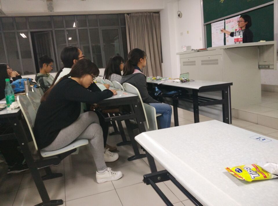 志愿者们认真聆听肖庆老师讲课