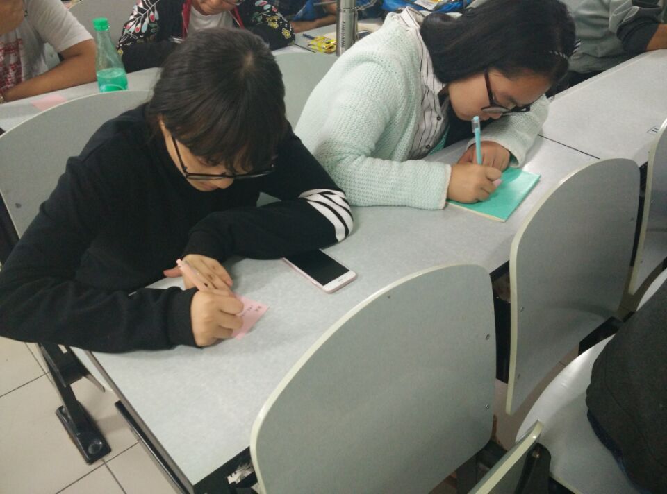 志愿者们在便签纸上写下自己认为会遇到的挑战