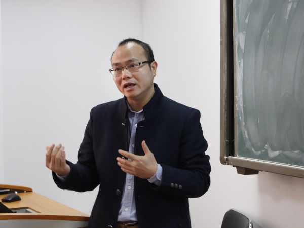 (覃琮老师在作学术报告)