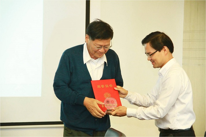 图片3上海市社会科学界上海市社会科学界联合会科研组织处项目主任胡赟主任为专家场论文一等奖获得者邓文龙教授颁奖