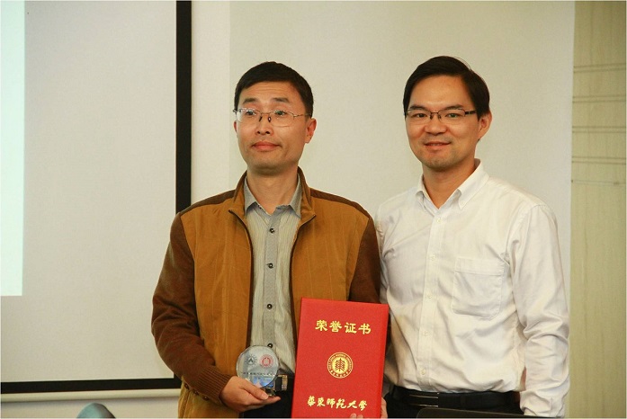 图片2上海市社会科学界上海市社会科学界联合会科研组织处项目主任:胡赟主任为楹联一等奖获奖者张梓林先生颁奖